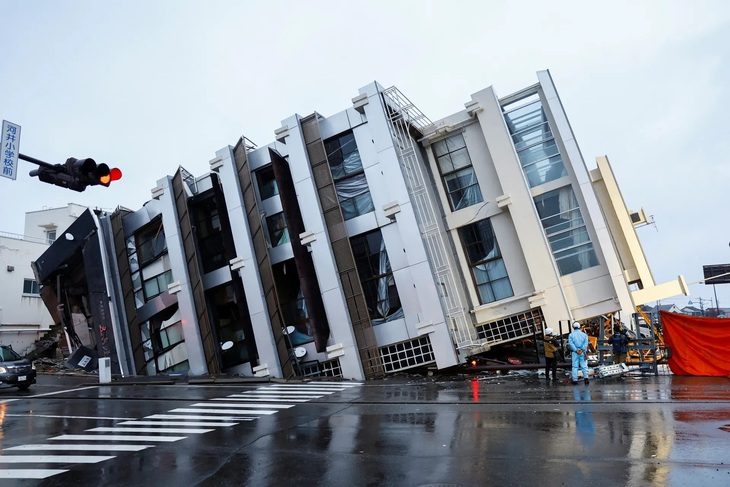 Tìm cách cứu nạn nhân ở tòa nhà bị sập trong động đất tại thành phố Wajima, tỉnh Ishikawa, Nhật - Ảnh: REUTERS Tìm cách cứu nạn nhân ở tòa nhà bị sập trong động đất tại thành phố Wajima, tỉnh Ishikawa, Nhật - Ảnh: REUTERS
