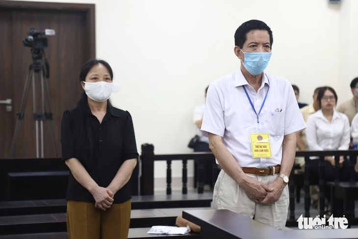 Vụ lộ đề môn sinh thi tốt nghiệp THPT năm 2021: Không phải là vụ án lộ đề thi - Ảnh 1. Bị cáo My (trái) và Sâm nghe tòa tuyên án - Ảnh: DANH TRỌNG